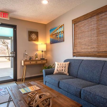 Hilltop Inn & Suites Grove Buitenkant foto
