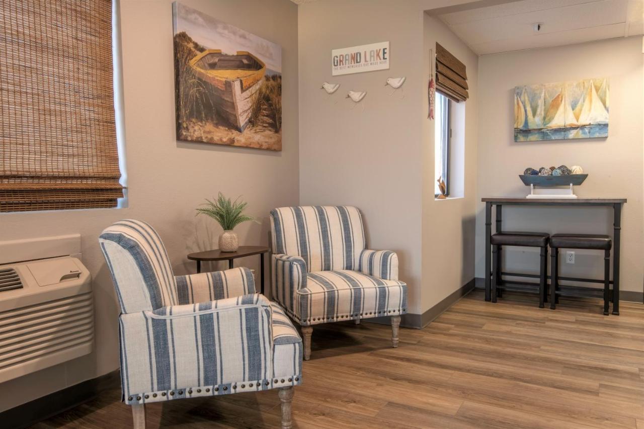 Hilltop Inn & Suites Grove Buitenkant foto