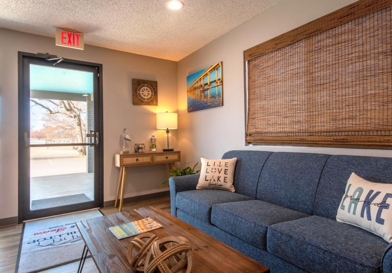 Hilltop Inn & Suites Grove Buitenkant foto