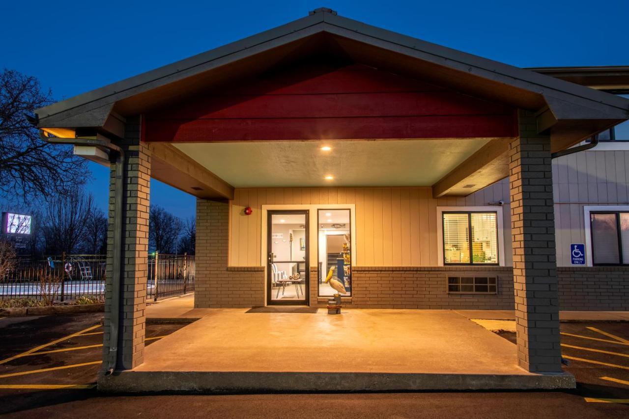 Hilltop Inn & Suites Grove Buitenkant foto